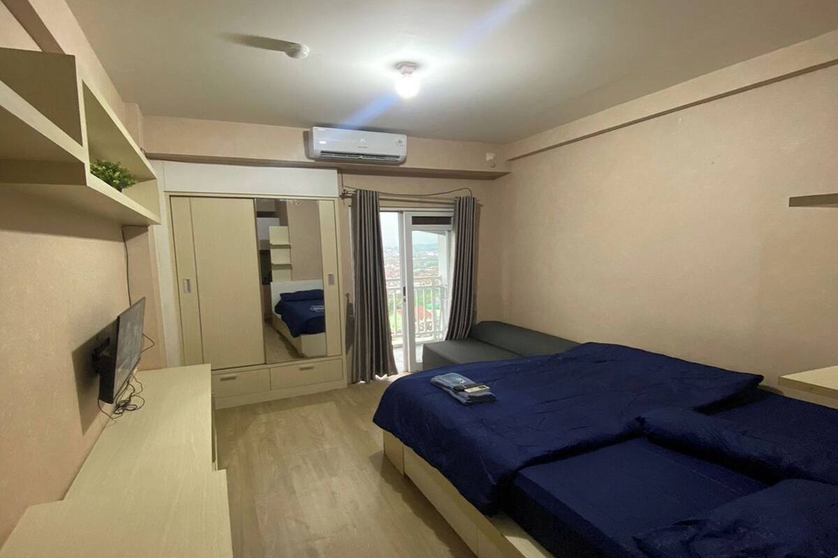 Desk, WiFi (free), bed sheets