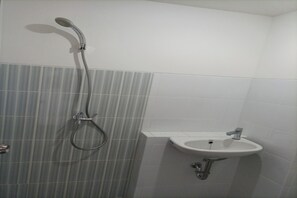 Desk, free WiFi, bed sheets - Jasmine Park Jp Rooms (Dramaga)