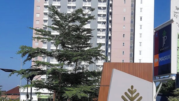 A multi-story residential building with balconies, a sign for 'Super Rp Apartment', and a 'Masuk' sign indicating entry. - Jasmine Park Jp Rooms (Dramaga)