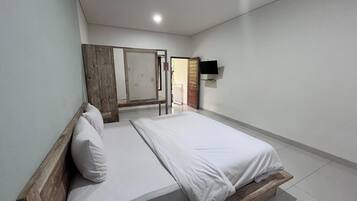 Iron/ironing board, free WiFi, bed sheets
