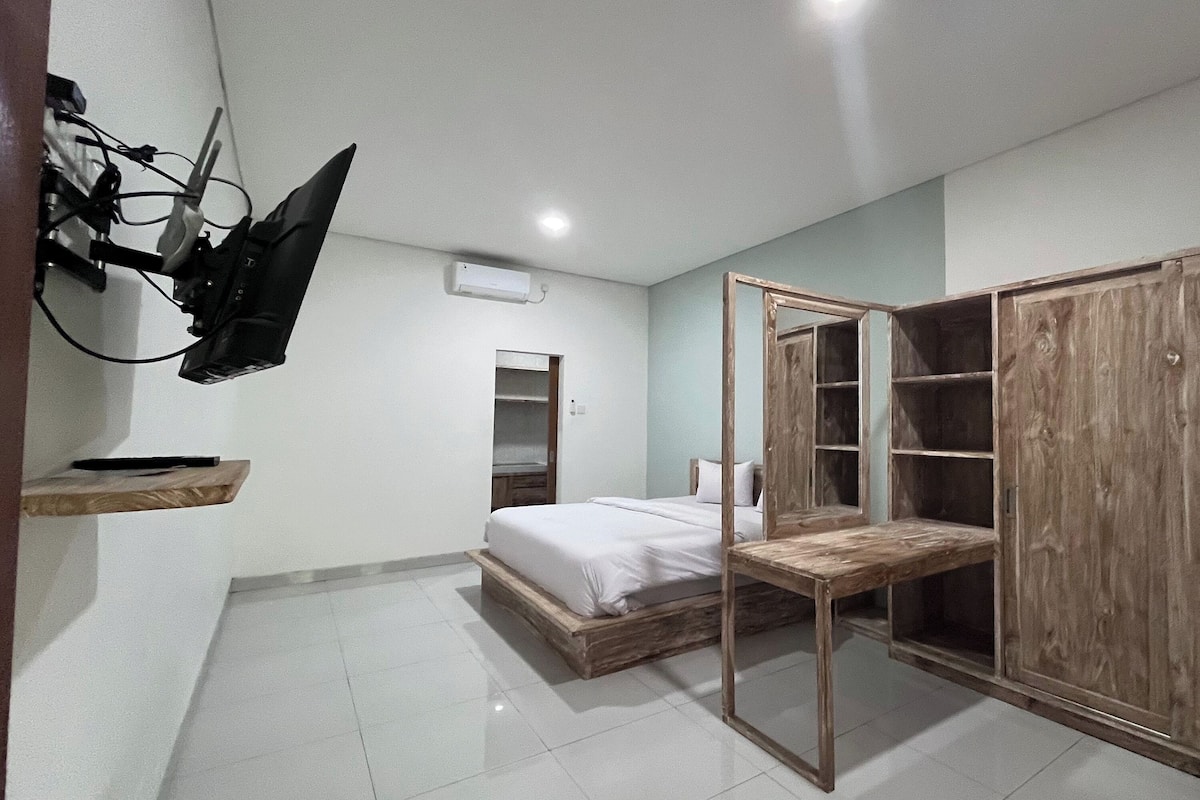 Standard Double Room | Iron/ironing board, free WiFi, bed sheets