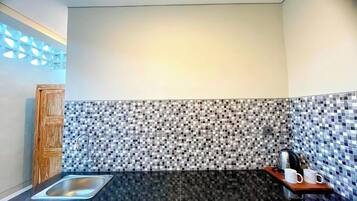 Kamar Deluks | Dapur pribadi | Lemari es, mesin pembuat kopi/teh, dan ketel listrik