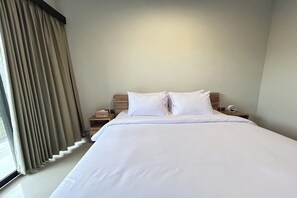 Desk, soundproofing, free WiFi, bed sheets - Sekar Tunjung Guest House Seminyak Bali (Denpasar)