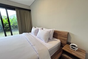 Desk, soundproofing, free WiFi, bed sheets - Sekar Tunjung Guest House Seminyak Bali (Denpasar)
