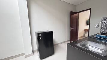 Kamar Deluks | Dapur pribadi | Lemari es, mesin pembuat kopi/teh, dan ketel listrik