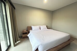 Desk, soundproofing, free WiFi, bed sheets