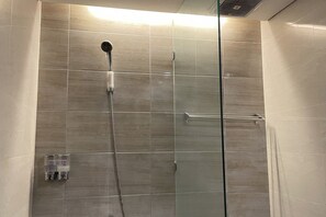 Deluxe Room | Bathroom | Shower, rainfall showerhead, free toiletries, slippers - Singgah Hotel Seminyak (Seminyak)