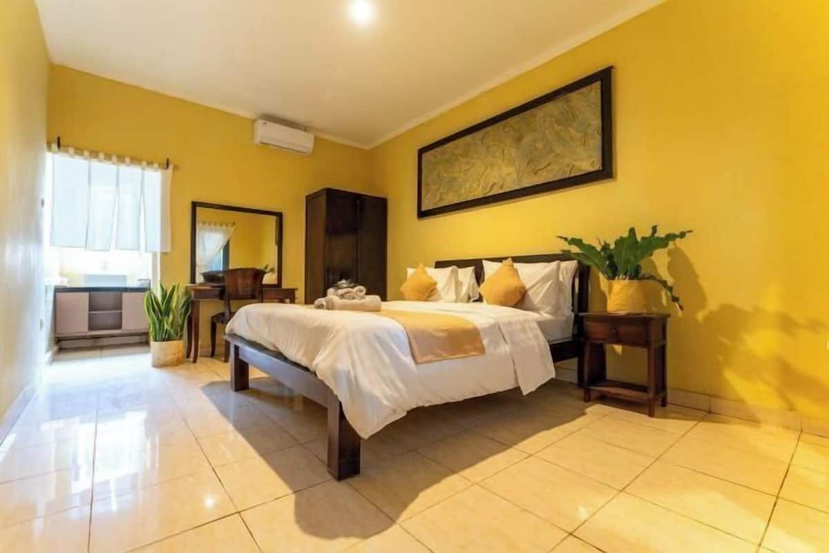 Desk, free WiFi, bed sheets