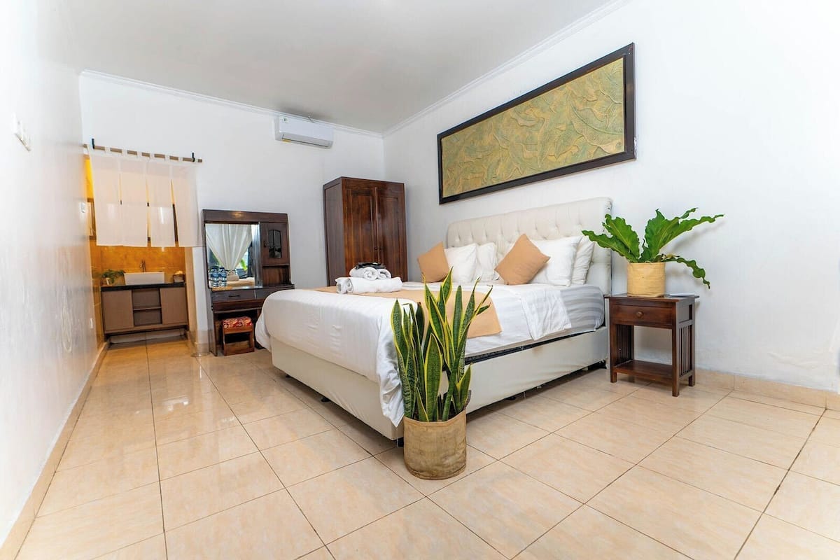 Suite | Desk, free WiFi, bed sheets