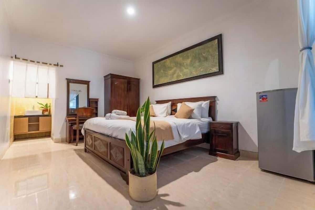 Desk, free WiFi, bed sheets