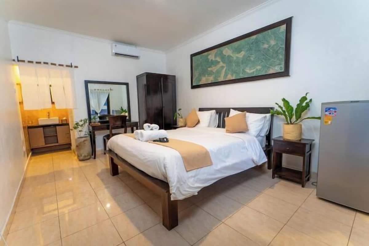 Desk, free WiFi, bed sheets