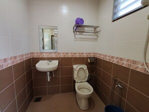 Shower, rainfall showerhead, free toiletries, hair dryer - Lumut Villa Inn Homestay (Lumut)