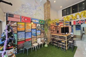 Lobby sitting area - MT Friend Home & Hostel (Phuket)