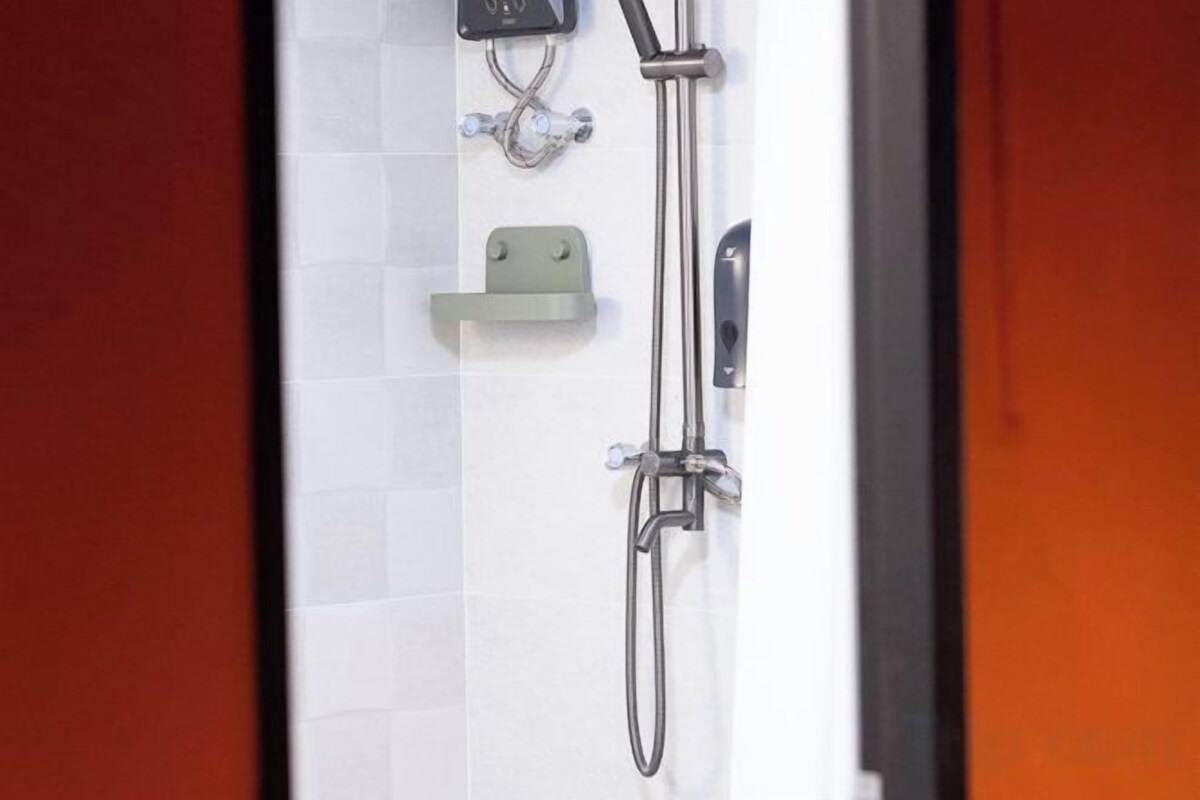 Shower, rainfall showerhead, free toiletries, hair dryer
