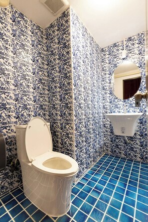 Shower, rainfall showerhead, free toiletries, hair dryer
