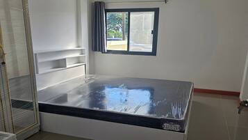 Kamar Keluarga | 2 kamar tidur, meja kerja, dan seprai linen