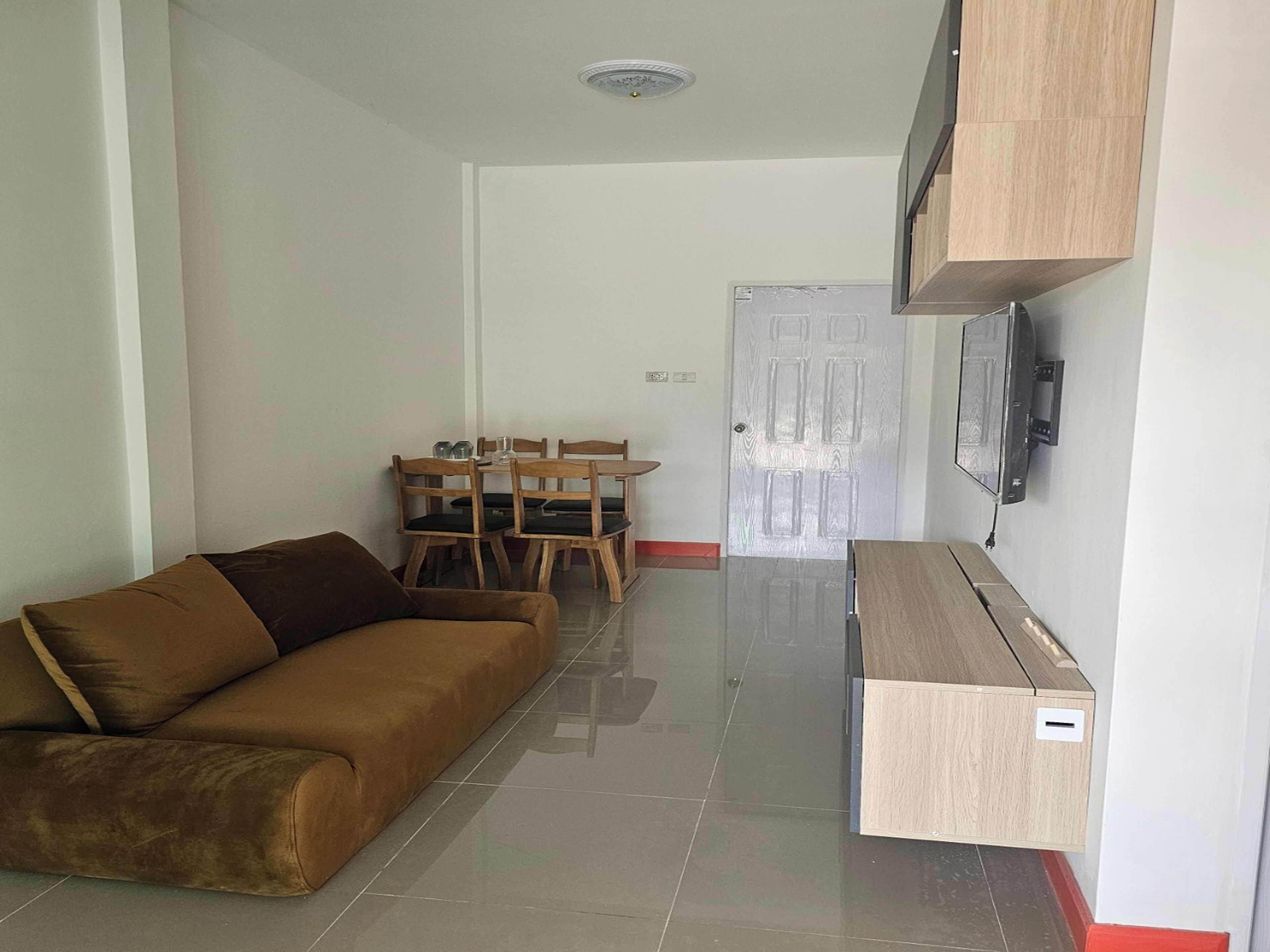 32-英寸纯平电视（配备有线频道）