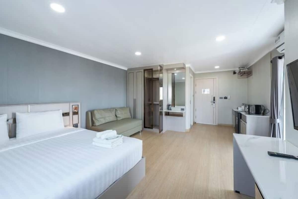 In-room safe, desk, free WiFi, bed sheets