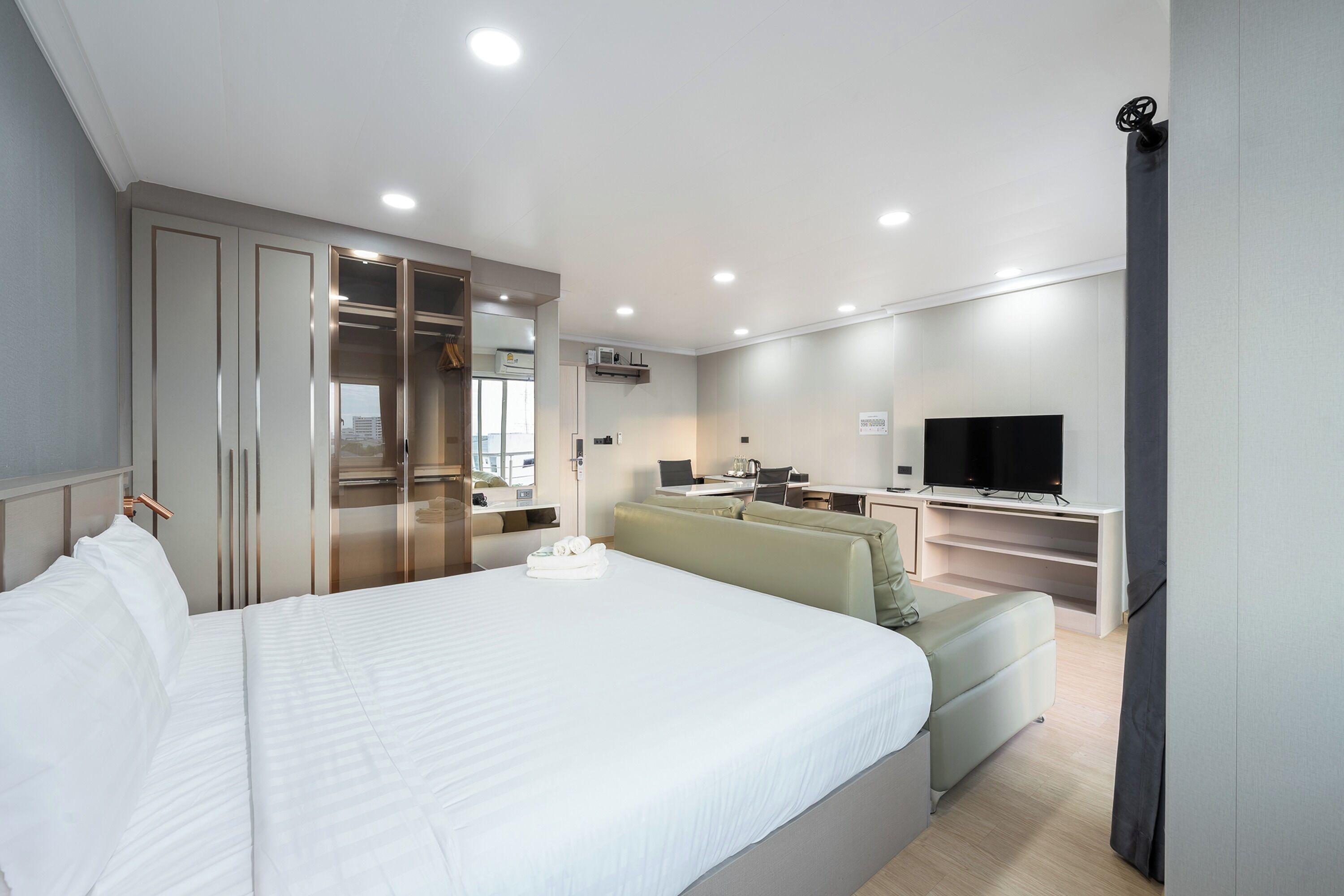 Suite | In-room safe, desk, free WiFi, bed sheets