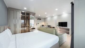 Suite | In-room safe, desk, free WiFi, bed sheets
