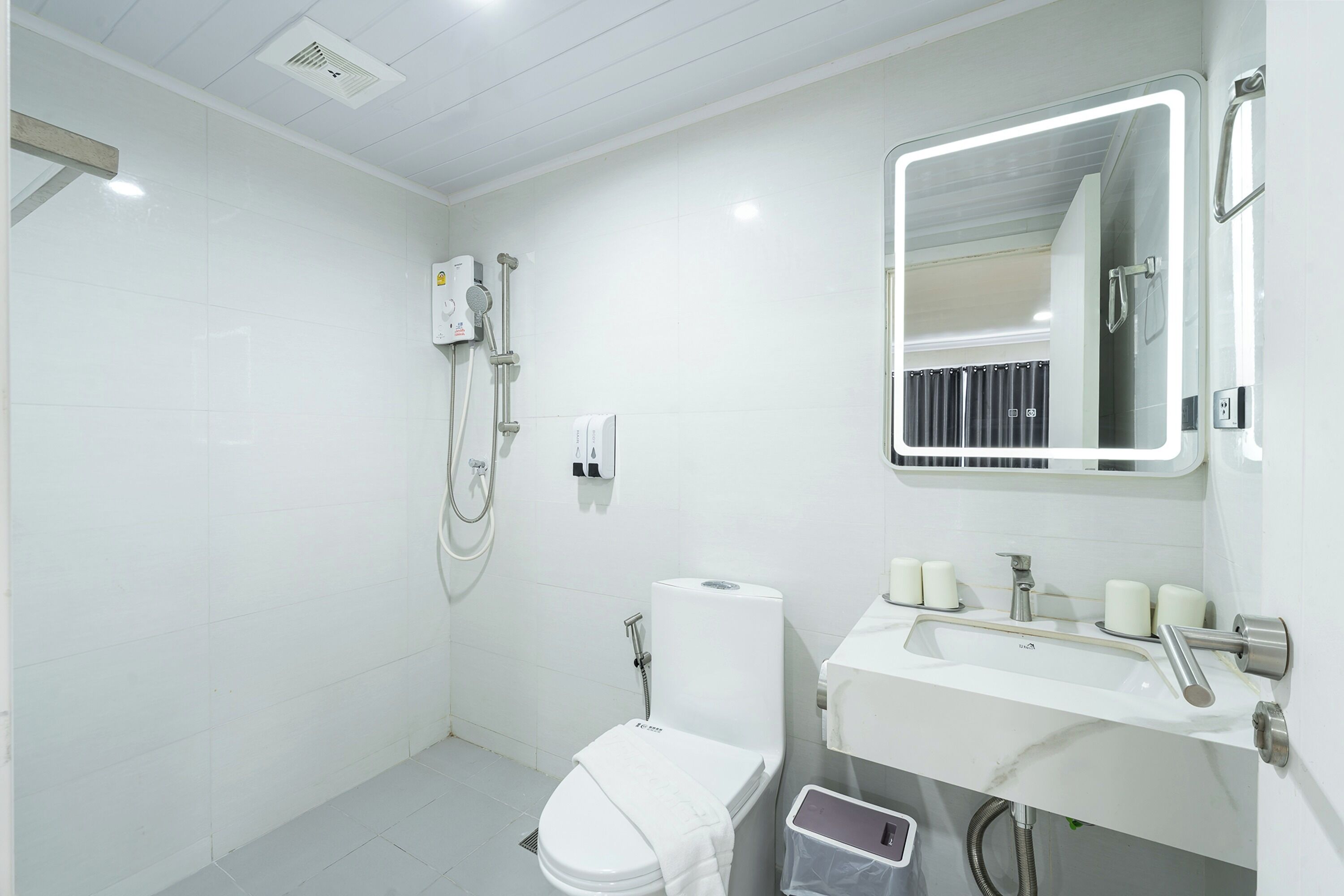 Un baño moderno con inodoro, bidé y lavamanos.