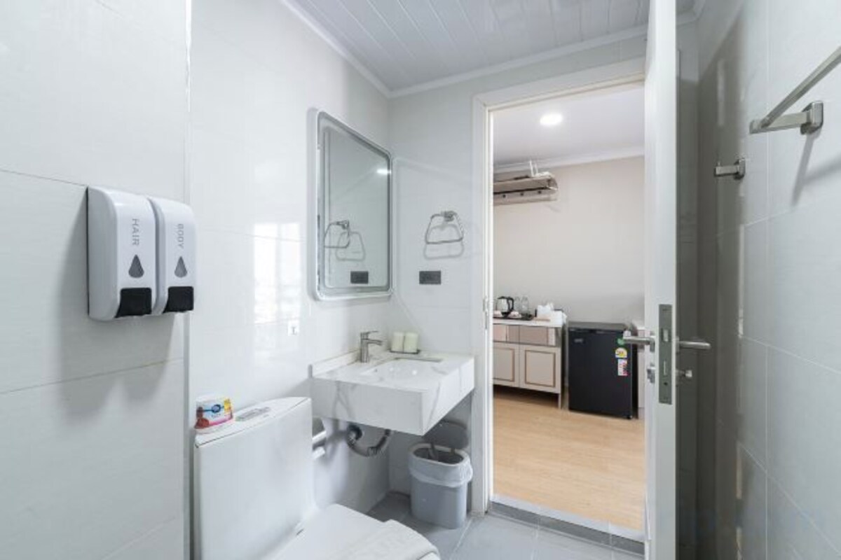 Bathroom | Shower, rainfall showerhead, free toiletries, hair dryer