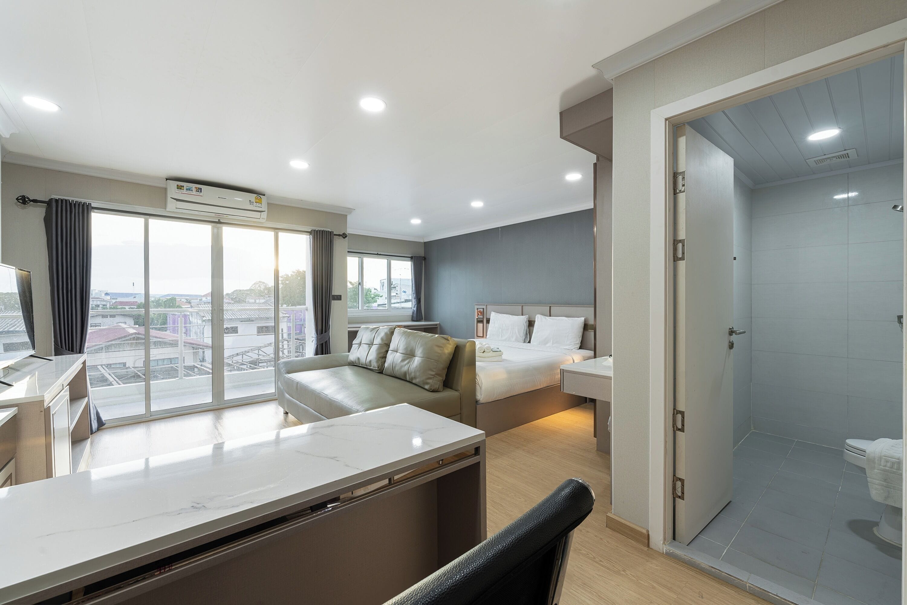 Suite | In-room safe, desk, free WiFi, bed sheets