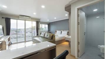 Suite | In-room safe, desk, free WiFi, bed sheets