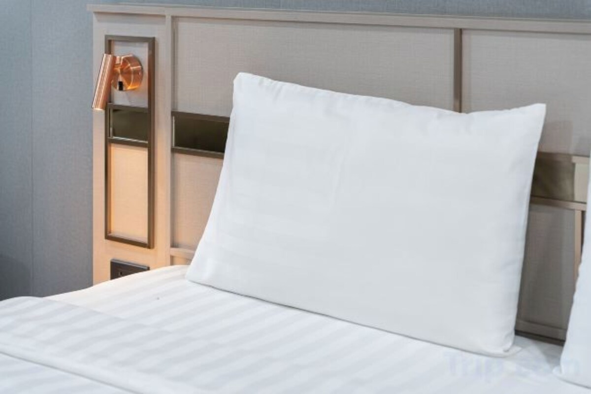 In-room safe, desk, WiFi (free), bed sheets