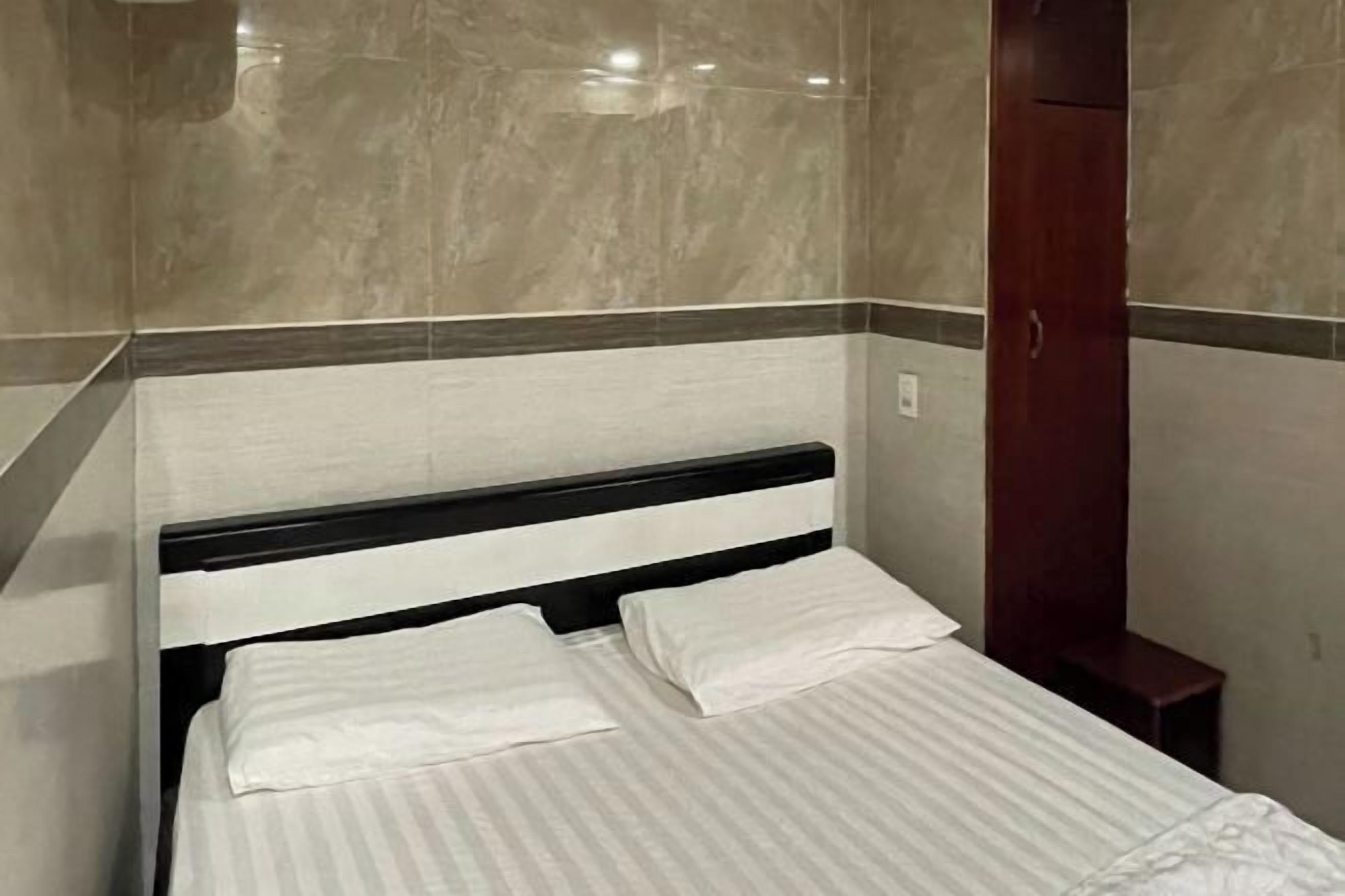 Een strijkplank/strijkijzer, gratis wifi, beddengoed