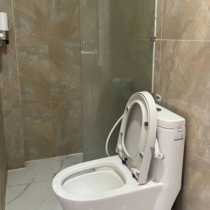 Habitación Deluxe | Baño | Ducha, secador de pelo, zapatillas y toallas