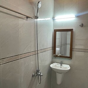 A bathroom with a shower, sink, and mirror. - Thien Tan Hotel (Ho Chi Minh City)