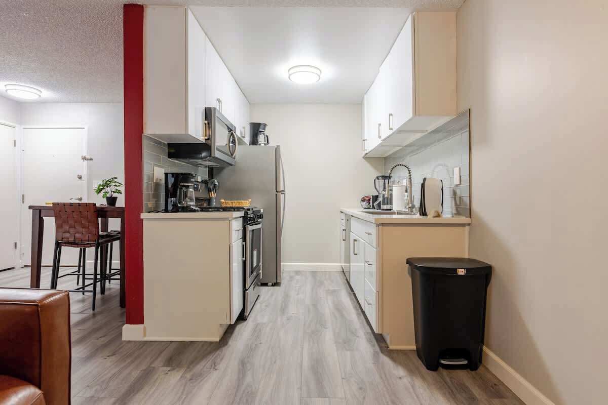 Geladeira, micro-ondas, fogão, cooktop