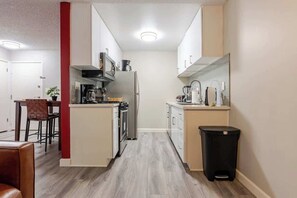 Kjøleskap, mikrobølgeovn, ovn og kokeplater