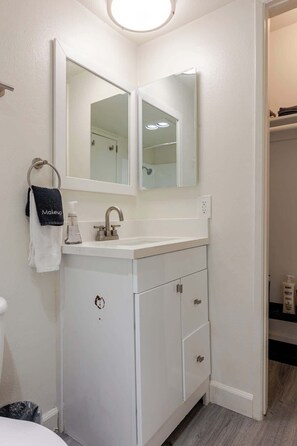 Douche, sèche-cheveux, shampoing