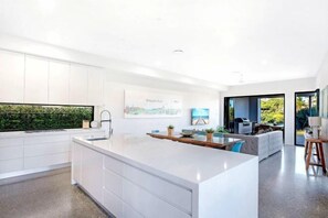 Room - Luxico Wanderlust (Heated Pool) (Broadbeach Waters)