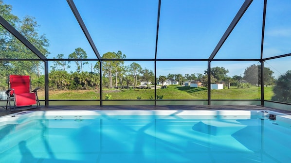 Una piscina al aire libre, una piscina climatizada