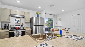 Refrigerador, microondas, horno, placa de cocina