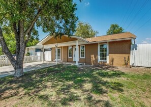 Exterior - 3-bedroom house in amazing San Antonio with AC, WiFi (San Antonio)