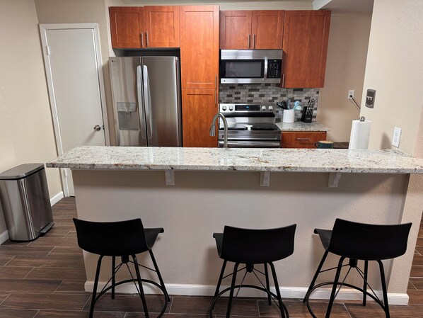 Fridge, microwave, oven, stovetop - 3-bedroom house in amazing San Antonio with AC, WiFi (San Antonio)