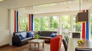 Ein modernes Wohnzimmer mit einer Couch, einem Couchtisch und einem Essbereich.