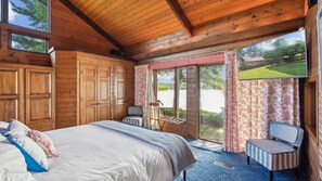 4 sovrum, skrivbord, strykjärn/strykbräda och resesäng