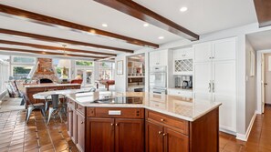 Kylskåp, mikrovågsugn, ugn och spishäll