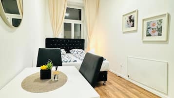 1 Schlafzimmer, Schreibtisch, Bettwäsche