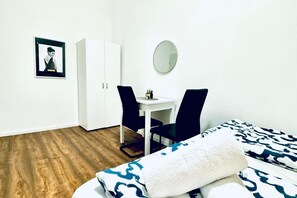 1 habitación, acceso a internet y ropa de cama
