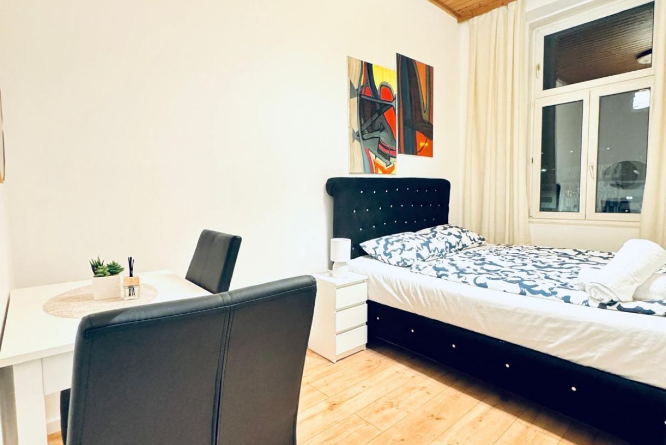 1 habitación, tabla de planchar con plancha y ropa de cama 