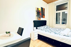 1 bedroom, bed sheets