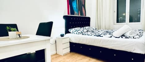 1 slaapkamer, een bureau, een strijkplank/strijkijzer, wifi