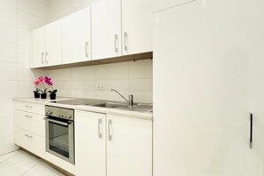 Frigorífico, horno, placa de cocina y hervidor eléctrico