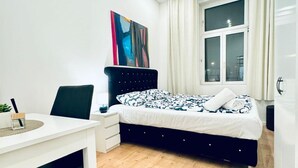 A modern bedroom with a bed, a desk, and a chair. - Convenient Stay Room for 2, 11 Min to Atzgersdorf (Vienna)